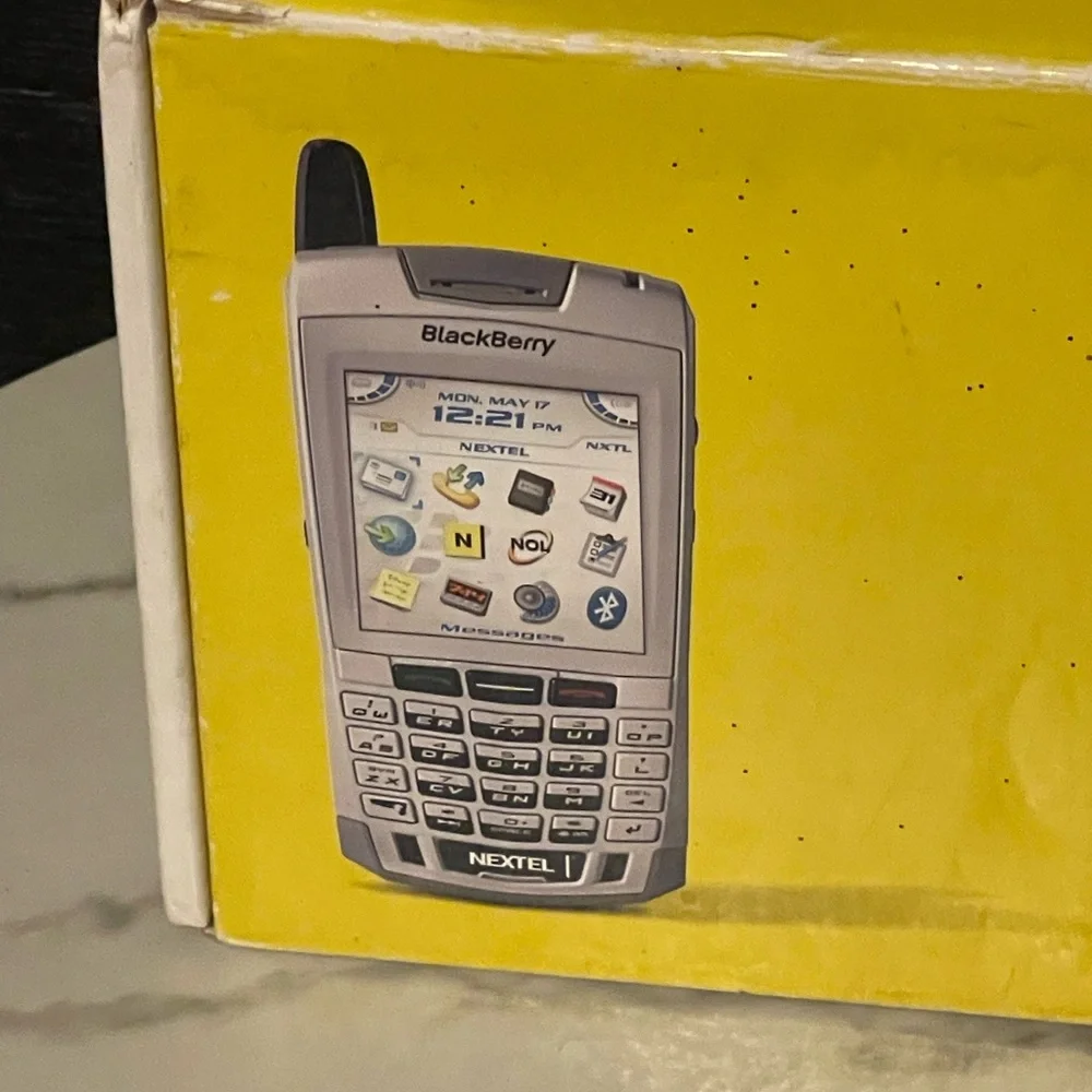 VTG Blackberry 7100i Nextel with battery no charging cord, comes w extras